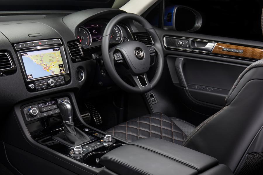 Интерьер Volkswagen Touareg V6 TDI Wolfsburg Edition 2016 года  (AU) (фото 6 из 30)